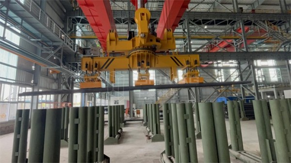 千豪磁電創新方案助力重工機械裝備企業:4.5噸自重電永磁吊具實現10噸圓坯五根同步吊運 千豪磁電創新方案助力重工機械裝備企業:4.5噸自重電永磁吊具實現10噸圓坯五根同步吊運